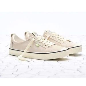 Cariuma OCA Low Stripe Off White Suede Sneaker White size 7.5
